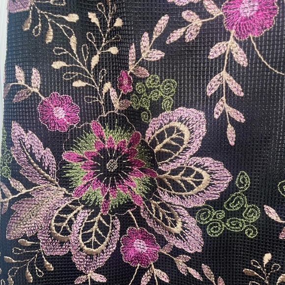 Tahari embroidered floral skirt, size 10. - Picture 2 of 3